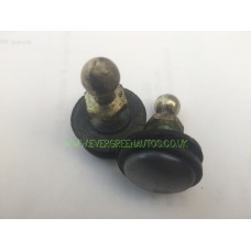 Tailgate gas strut retaining ball joints 